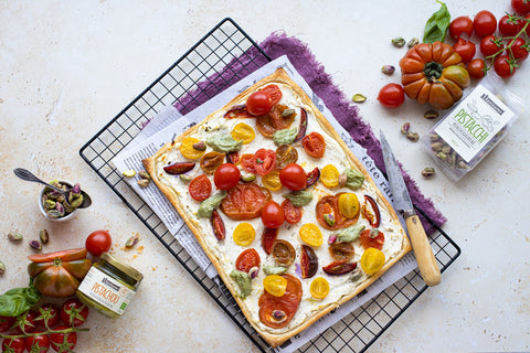 Recette image Sfogliata con pesto di pistacchi, pistacchi sgusciati, ricotta e pomodori