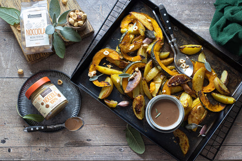 Recette image Zucca e patate al forno con salvia e dressing alla crema di nocciole 100%