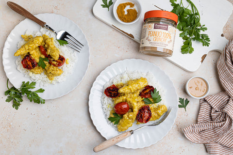 Recette image Pollo al curry con crema di arachidi crunchy e pomodori arrosto