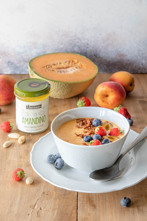 Recette image Smoothie bowl di melone con mandorle, cereali e frutta fresca