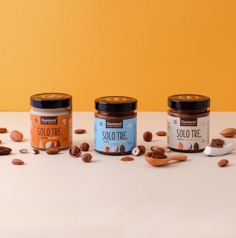 Scatto di gamma Solo Tre: 3 creme spalmabili con solo tre ingredienti naturali a base di nocciola o mandorla. Bio e senza latte. 180g