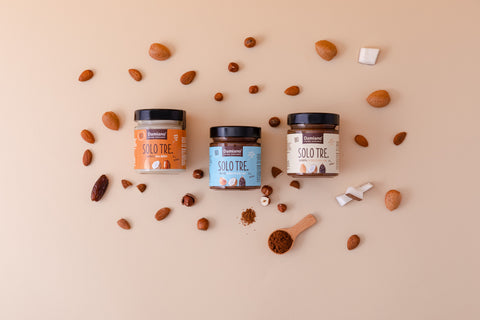 Torta al cacao guarnita con crema Solo Tre e cocco