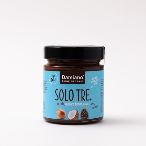 Etichetta frontale della crema Solo Tre (con soli 3 ingredienti): nocciola, zucchero di cocco, cacao. Bio.