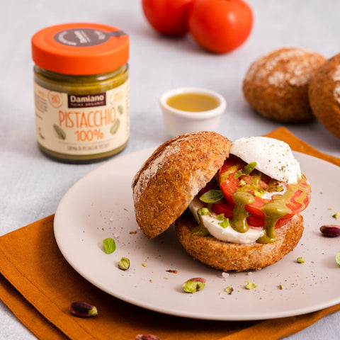 Panino aperto con mozzarella, pomodoro e crema di pistacchio 100%