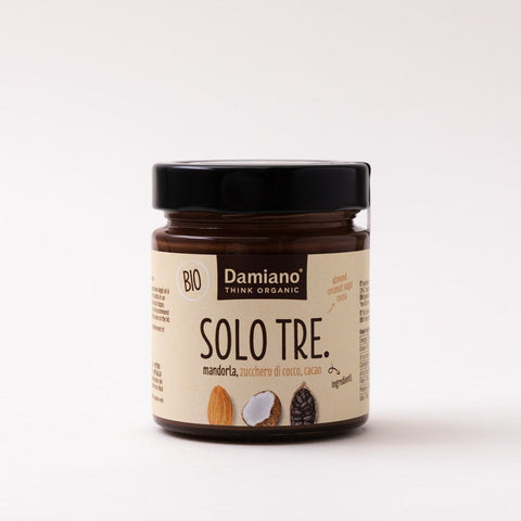 Etichetta frontale della crema Solo Tre (con soli 3 ingredienti): mandorla, zucchero di cocco, cacao. Bio.