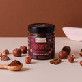 Un vasetto di crema spalmabile al cacao e nocciole con il 45% di nocciole italiane, Chocobella Noir alla cannella senza latte, bio.