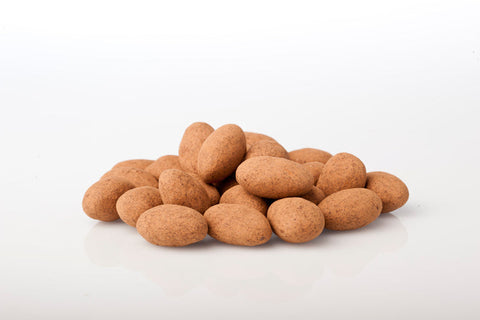 Prodotto sfuso: mandorle intere ricoperte di cioccolato e avvolte da cacao.