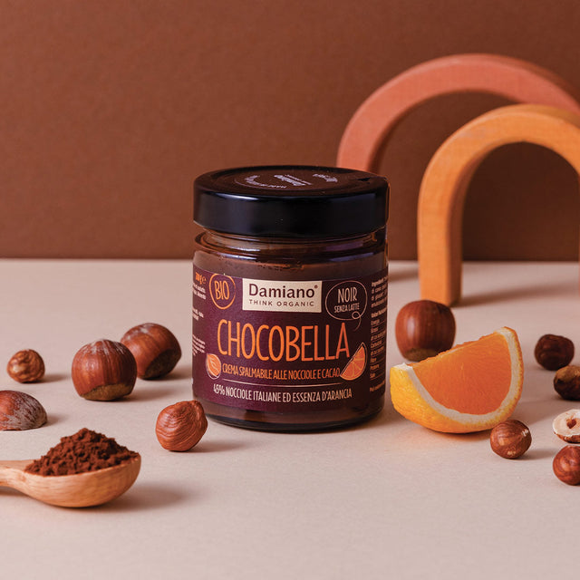 vasetto di Chocobella Noir all'arancia da 200g, crema al cacao e nocciole con essenza di arancia.