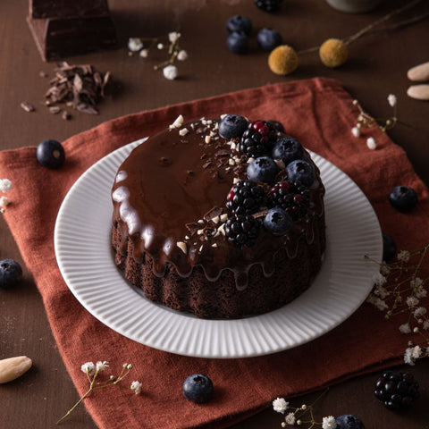 Torta al cioccolato con mirtilli e more realizzata con Chocobella Noir Damiano